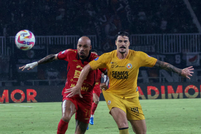 Pemain Persija Jakarta Gustavo Almeida berebut bola dengan pemain Semen Padang FC  Tin Martic pada pertandingan Liga 1 di Stadion Pakansari, Kabupaten Bogor, Jawa Barat, Minggu (27/4/2025). Foto: Yulius Satria Wijaya/ANTARA FOTO