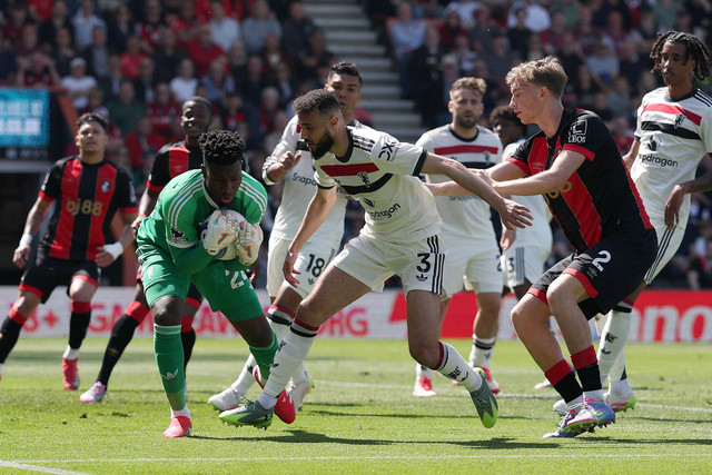 Penjaga gawang Manchester United Andre Onana menangkap bola saat melawan AFC Bournemouth pada pertandingan Liga Inggris di Stadion Vitality, Bournemouth, Inggris, Minggu (27/4/2025). Foto: Paul Childs/REUTERS