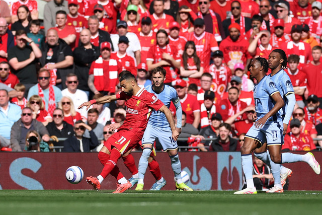 Pemain Liverpool Mohamed Salah menendang bola ke arah gawang Tottenham Hotspur pada pertandingan Liga Inggris di Anfield, Liverpool, Inggris, Minggu (27/4/2025). Foto: Phil Noble/REUTERS