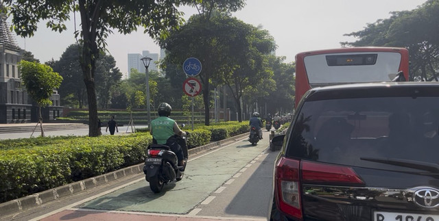Pengguna sepeda motor lewat jalur sepeda di Jalan Sudirman-Thamrin, Jakarta, Senin (28/4/2025). Foto: Rayyan Farhansyah/kumparan