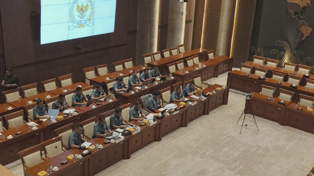 Suasana Rapat Dengar Pendapat (RDP) Panja Kemanan Laut (Kamla) Komisi I dengan KASAL, Laksamana Muhammad Ali di Kompleks Parlemen Senayan, Jakarta, Senin (28/4/2025). Foto: Luthfi Humam/kumparan