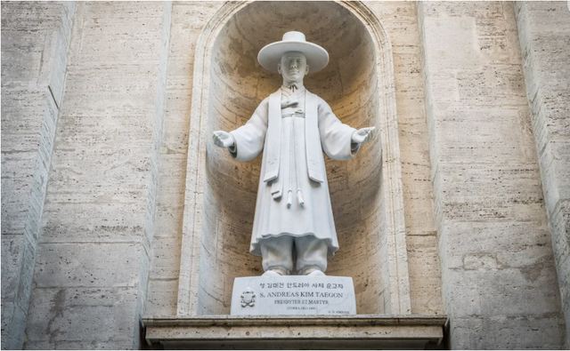 Patung Santo Andreas Kim Taegon, seorang santo, martir, dan imam Korea - Photo by Nick Castelli on Unsplash