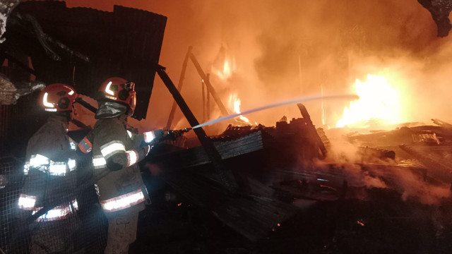 Petugas saat lakukan pemadaman kebakaran gudang kayu milik H Ali Ghufron (79), di Desa Sukorejo, Kecamatan Bojonegoro Kota, Kabupaten Bojonegoro, Jawa Timur. Senin dini hari (28/04/2025) (Aset: Istimewa)
