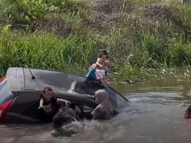 Beberapa warga menyelamatkan bayi dan anak-anak yang terjebak di mobil yang nyaris tenggelam. Foto: Dok. instagram @gritalk
