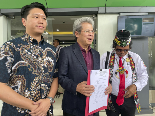Kuasa hukum dari Tony Budidjaja, Todung Mulya Lubis (tengah), saat diwawancarai wartawan di Pengadilan Negeri Jakarta Selatan, Senin (28/4/2025). Foto: Fadhil Pramudya/kumparan