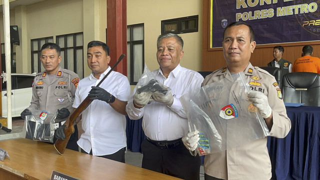 Konferensi pers kasus pengacara membawa senpi dan narkoba di Polres Jakarta Pusat, Kemayoran, Senin (28/4/2025). Foto: Rayyan Farhansyah/kumparan