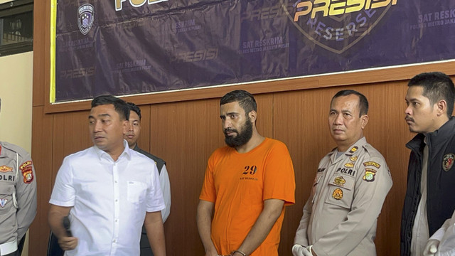 Konferensi pers kasus pengacara membawa senpi dan narkoba di Polres Jakarta Pusat, Kemayoran, Senin (28/4/2025). Foto: Rayyan Farhansyah/kumparan