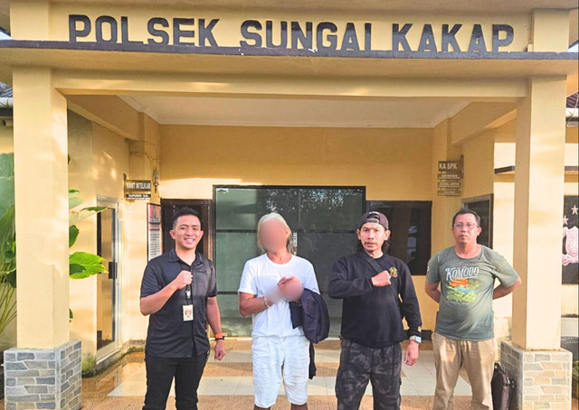 Pelaku penganiayaan saat diamankan di Rutan Polsek Sungai Kakap. Foto: Dok. Polres Kubu Raya