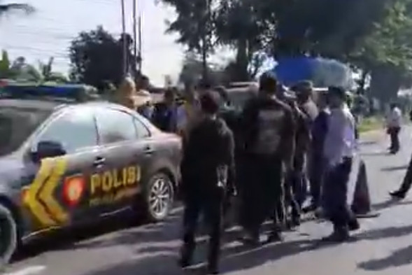 Perampok di Karawang terobos gerbang tol dan rampas mobil patroli berujung diamuk massa. Foto: Dok. Istimewa