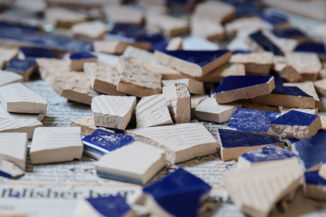 Ilustrasi penyebab keramik pecah. Sumber: Pixabay/Zichrini