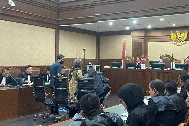 Istri dan anak Zarof Ricar menjadi saksi dalam sidang lanjutan kasus dugaan pemufakatan jahat suap kasasi Ronald Tannur yang menjerat Zarof Ricar sebagai terdakwa, di Pengadilan Tipikor Jakarta, Senin (28/4/2025). Foto: Fadhil Pramudya/kumparan
