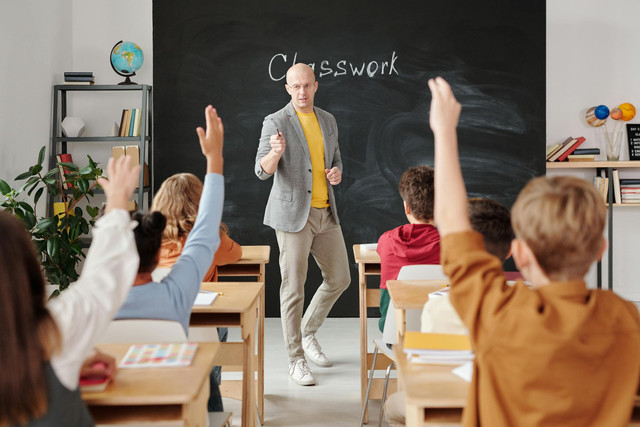Ilustrasi suasana kelas aktif yang mendorong anak-anak untuk bertanya, sebagai bentuk motivasi belajar. Foto: Pexels/Max Fischer