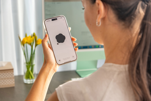 Ilustrasi Curhat ke AI. Foto: Shutterstock