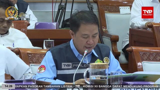 Dirjen Penyelenggara Haji dan Umrah Hilman Latief mengikuti RDP dengan Komisi VIII DPR RI di Kompleks Parlemen, Senayan, Jakarta, Senin (28/4/2025). Foto: Youtube/ TV Parlemen