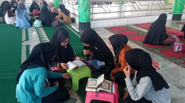Suasana Program Tahsin Karyawan Budiman Swalayan yang bermitra dengan DT Peduli Sumatera Barat (Sumber : DT Peduli)