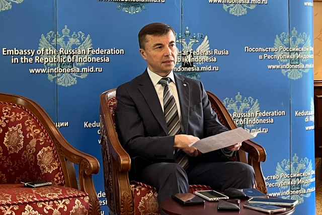 Duta Besar Rusia untuk Indonesia Sergei Gennadievich Tolchenov dalam press briefing di kediamannya di Jakarta Selatan, Senin (28/4/2025). Foto: Tiara Hasna/kumparan