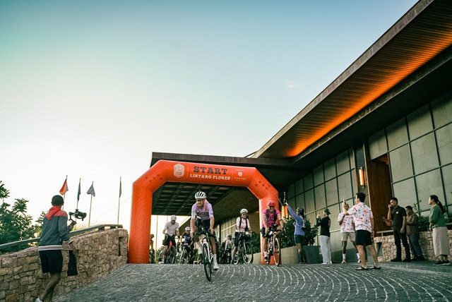 Para pesepeda ultra melintasi garis start di Ta'aktana, Labuan Bajo, menandai dimulainya Lintang Flores 2025 secara resmi. Foto: Dok. Istimewa