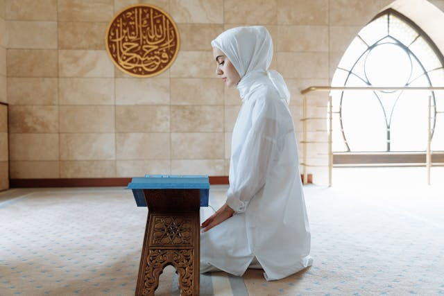 Ilustrasi untuk Sholawat Syajarotun Nuqud 400x Latin. Sumber: Pexels/Thirdman
