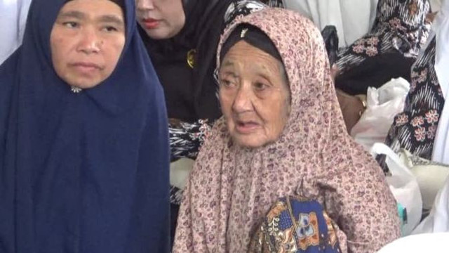 Nenek Irah (96), seorang penjual gorengan asal Kampung Cibitung, Desa Sindangresmi, Kecamatan Takokak, Kabupaten Cianjur, Jawa Barat naik haji di tahun ini. Foto: kumparan
