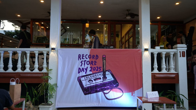 Record Store Day Palembang 2025 yang diadakan di Eightynine Coffee. Minggu, 27 April 2025/Anyelir. 