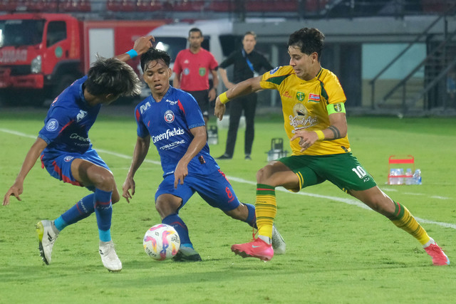 Pemain Arema FC Arkhan Fikri berebut bola dengan pemain Persebaya Surabaya Bruno Moreira pada pertandingan Liga 1 di Stadion Kapten I Wayan Dipta, Gianyar, Bali, Senin (28/4/2025). Foto: Nyoman Hendra Wibowo/ANTARA FOTO