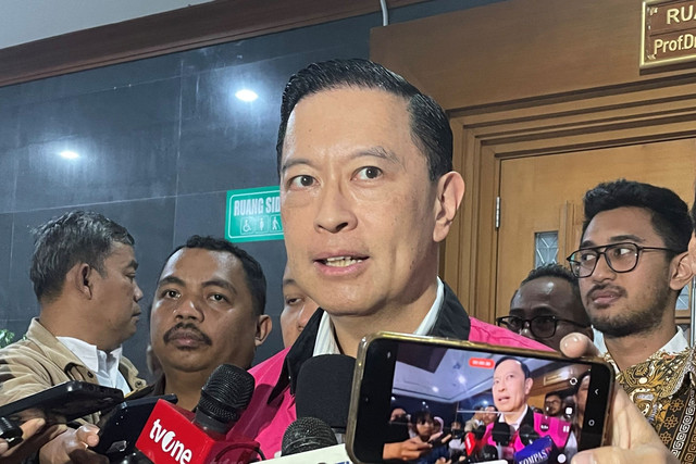 Eks Menteri Perdagangan RI Thomas Trikasih Lembong atau Tom Lembong saat dijumpai wartawan di sela-sela skors persidangan kasus dugaan importasi gula di Pengadilan Tipikor Jakarta, Senin (28/4/2025). Foto: Fadhil Pramudya/kumparan