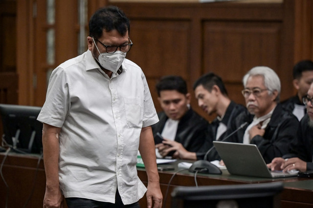 Terdakwa kasus dugaan suap vonis bebas Gregorius Ronald Tannur, Zarof Ricar (kiri) menjalani sidang lanjutan di Pengadilan Tipikor, Jakarta, Senin (28/4/2025). Foto: Fauzan/ANTARA FOTO