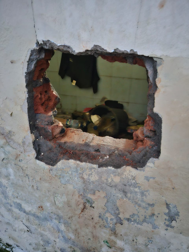 Dinding Rutan yang dijebol oleh tahanan kabur menggunakan obeng modifikasi. Foto : Dok Polres Lahat