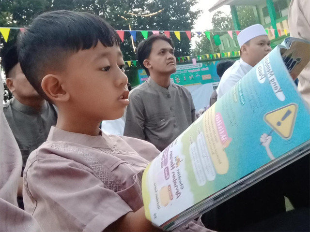 Gambar: Anak sedang membaca buku (dok.pribadi)