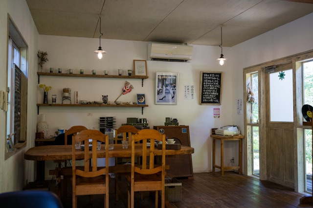 Nuansa Cafe Jember. Foto hanya ilustrasi, bukan sebenarnya. Sumber: unsplash.com/Kouji Tsuru