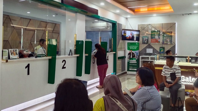 Suasana di loket Pegadaian Manado.