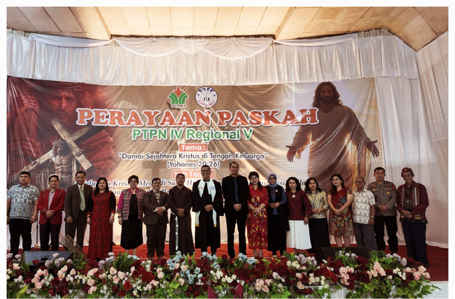 Pimpinan dan tamu undangan foto bersama saat perayaan paskah PTPN IV Regional 5. Foto: Dok. PTPN XIII