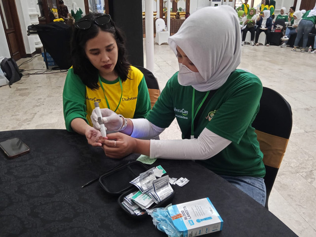 Skrining atau deteksi dini diabetes dengan cek kadar gula darah. Foto: Masruroh/Basra
