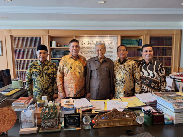 Pengurus Besar Majelis Adat Budaya Melayu Indonesia (PB MABMI) berkunjung ke kantornya di Yayasan Kepemimpinan Perdana di Putrajaya, Rabu (23/4/2025). Foto: Dok. Istimewa