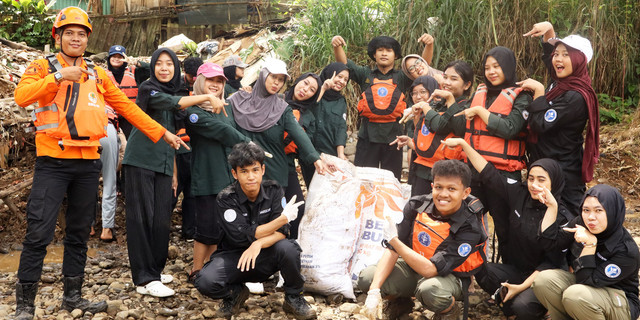 Kolaborasi Mahasiswa IPB Bersihkan Sungai Ciliwung, 600 Kg Sampah Terkumpul