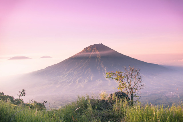 Gunung Karang Pandeglang. Foto hanya sebagai ilustrasi, bukan tempat sebenarnya. Sumber foto: Unsplash-Hamzah Hanafi