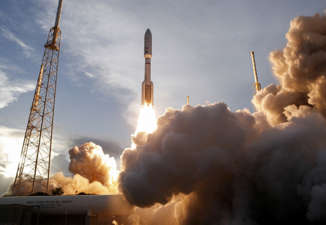 Roket United Launch Alliance Atlas V lepas landas membawa satelit jaringan internet Project Kuiper milik Amazon dari Stasiun Angkatan Antariksa Cape Canaveral di Cape Canaveral, Florida, Senin (28/4/2025). Foto: Joe Skipper/REUTERS