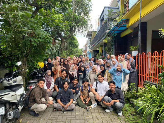 Mahasiswa belajar filologi di Perpustakaan Sejarah dan Budaya Puspa Luhut, Malang