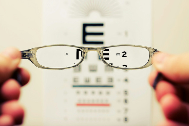 Ilustrasi mata minus. Foto: Unsplash