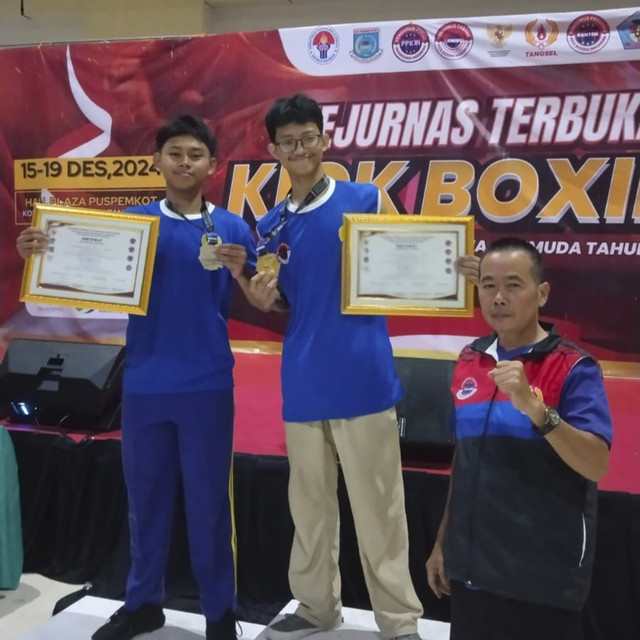 Siswa-siswi SMAN 103 Jakarta Timur saat menjuarai Kejurnas Kick Boxing 2024. Foto: Dok. OSIS SMAN 103 Jakarta Timur