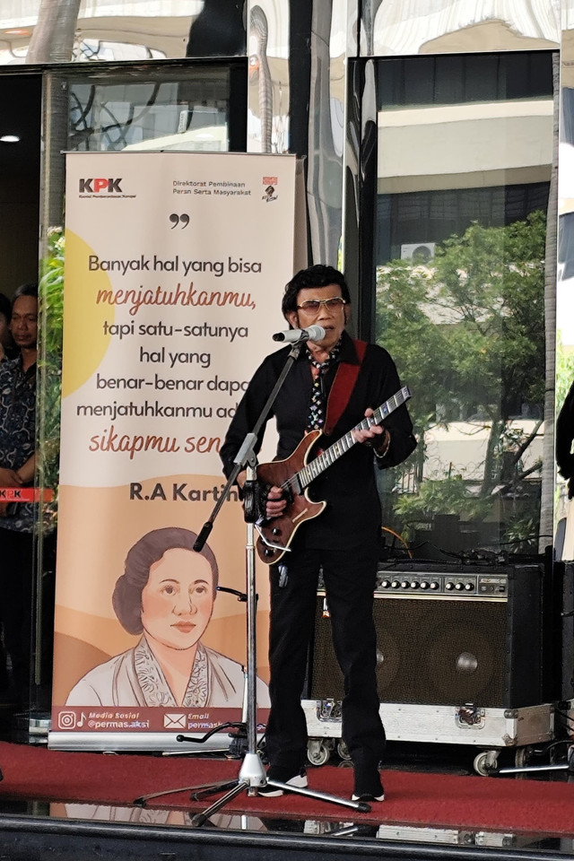 Penyanyi dangdut Rhoma Irama tampil di Gedung ACLC KPK, Jakarta Selatan, Selasa (29/4/2025). Foto: Jonathan Devin/kumparan