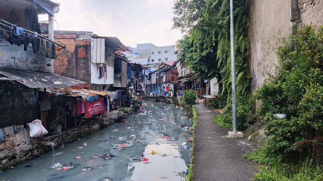 Kondisi rumah padat penduduk di Kebon Kacang, Tanah Abang, Jakarta Pusat, Selasa (29/4/2025). Foto: Thomas Bosco/kumparan