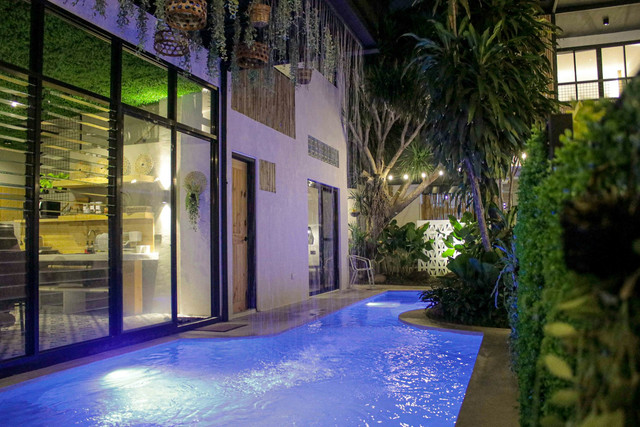 Penginapan di Pantai Madasari. Foto hanya ilustrasi, bukan tempat sebenarnya. Sumber: unsplash.com/Adrianne Tulod.