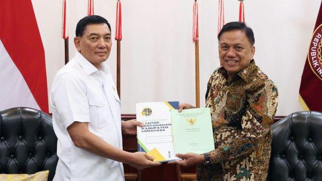 Olly Dondokambey menyerahkan sertifikat tanah untuk pembangunan SMA Taruna Nusantara di Langowan Minahasa, ke Menhan, Sjafrie Sjamsoeddin. (foto: dokumen istimewa)