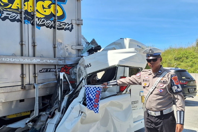 Kecelakaan maut yang melibatkan truk dan mobil travel di Tol Cisumdawu KM 189, Selasa (29/4/2025). Foto: PJR Cisumdawu