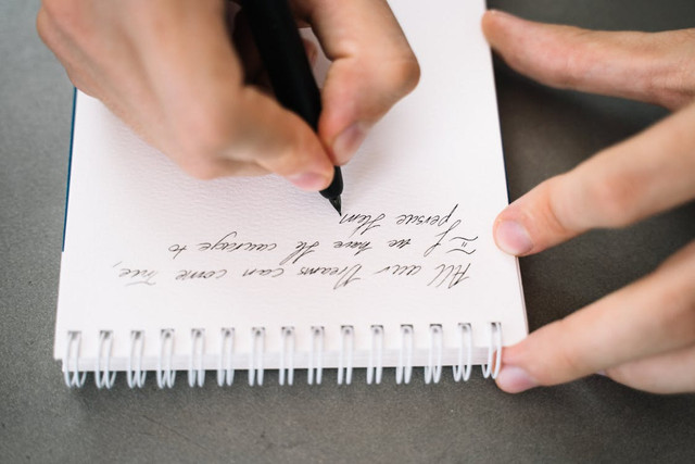 Ilustrasi untuk pantun kena mental 2 baris. Foto: Pexels/Anna Tarazevich