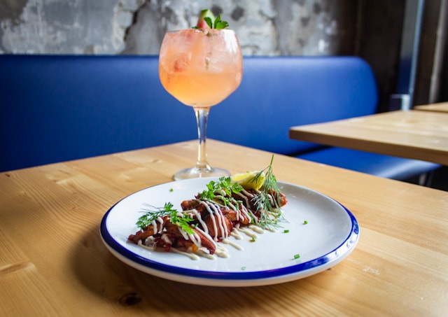 Restoran di PIM 1. Foto hanya ilustrasi, bukan yang sebenarnya. Sumber: Unsplash/Louis Hansel