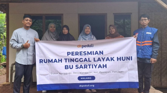 Penyerahan Simbolis Program Rumah Layak Huni DT Peduli untuk Bu Sartiyah di Dusun Mangguan, Ds. Mangguan, Pasrepan, Pasuruan (Sumber : DT Peduli)