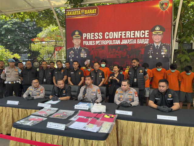 Press release ungkap kasus Curanmor oleh Polres Jakarta Barat, Polsek Kebon Jeruk, dan Polres Tambora di Polres Jakarta Barat pada Selasa (29/4/2025). Foto: Abid Raihan/kumparan