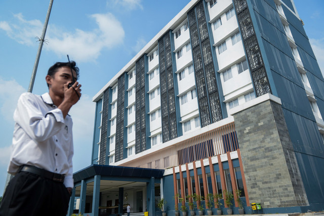 Petugas bekomunikasi dengan latar gedung Asrama Haji Hotel Grand El Hajj di Cipondoh, Kota Tangerang, Banten, Senin (28/4/2025).  Foto: Putra M. Akbar/ANTARA FOTO 